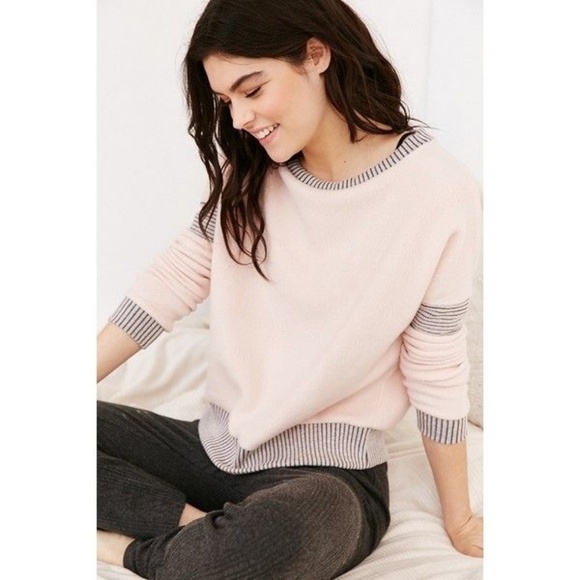 silence + noise Tops - UO Silence + Noise Pink Sylvie Sweatshirt